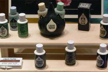 Colección de botellas Liquid Paper en el Museo de las Mujeres (Dallas)